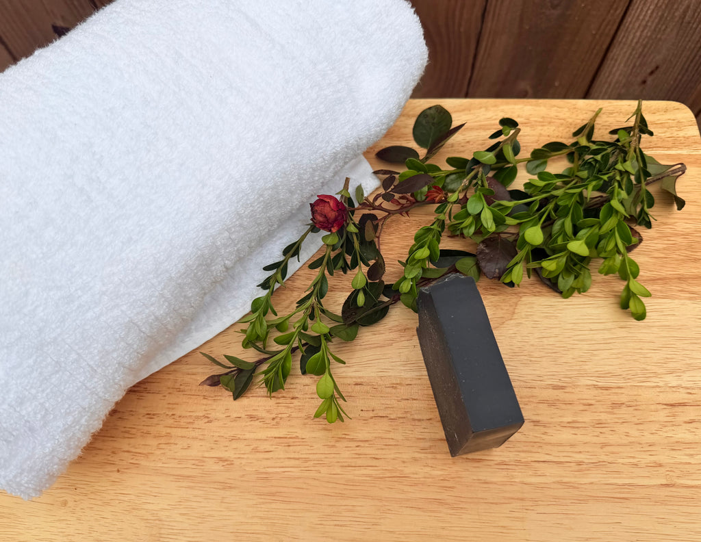 Coconut+activated charcoal in cedar wood scent