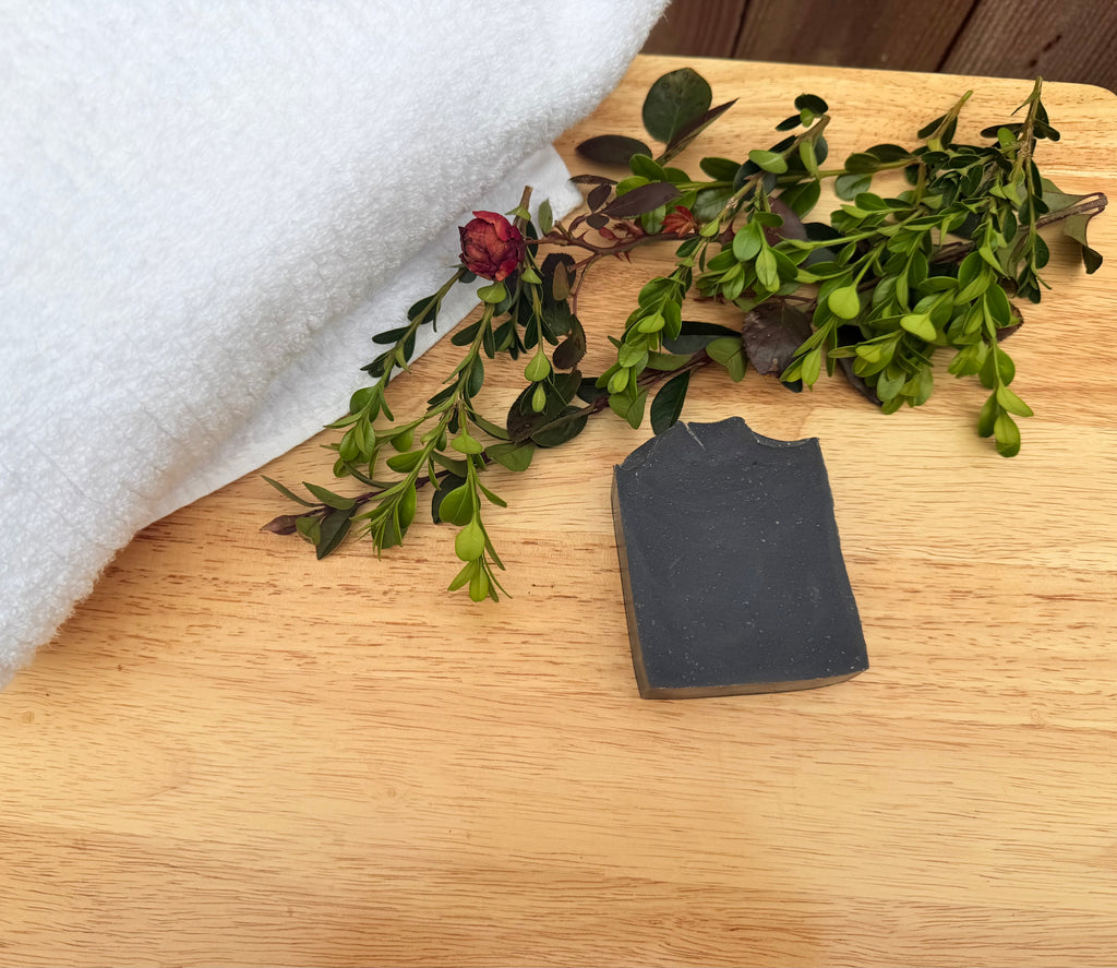 Coconut+activated charcoal in cedar wood scent